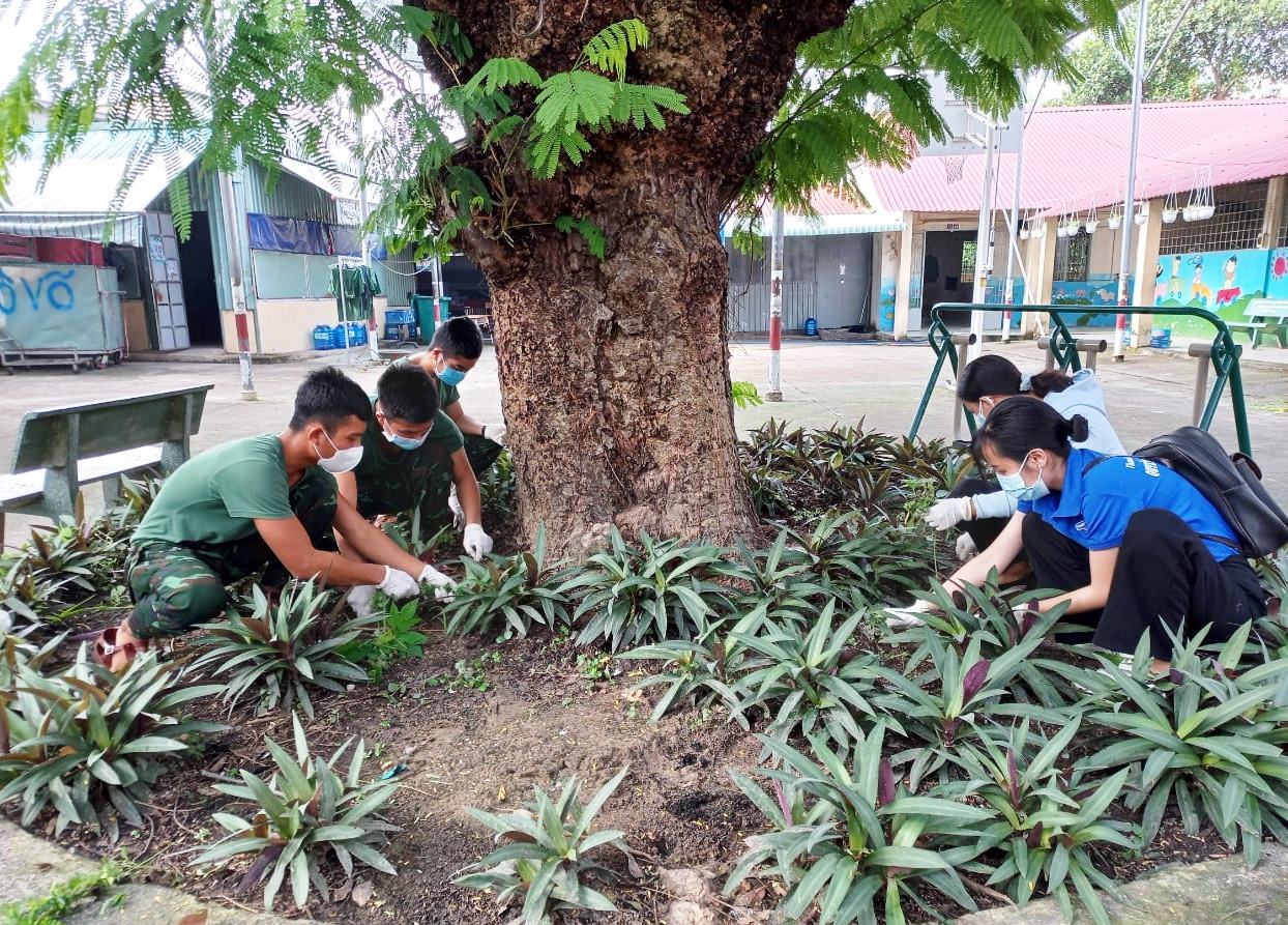 Trường học sạch đẹp nhờ bàn tay bộ đội
